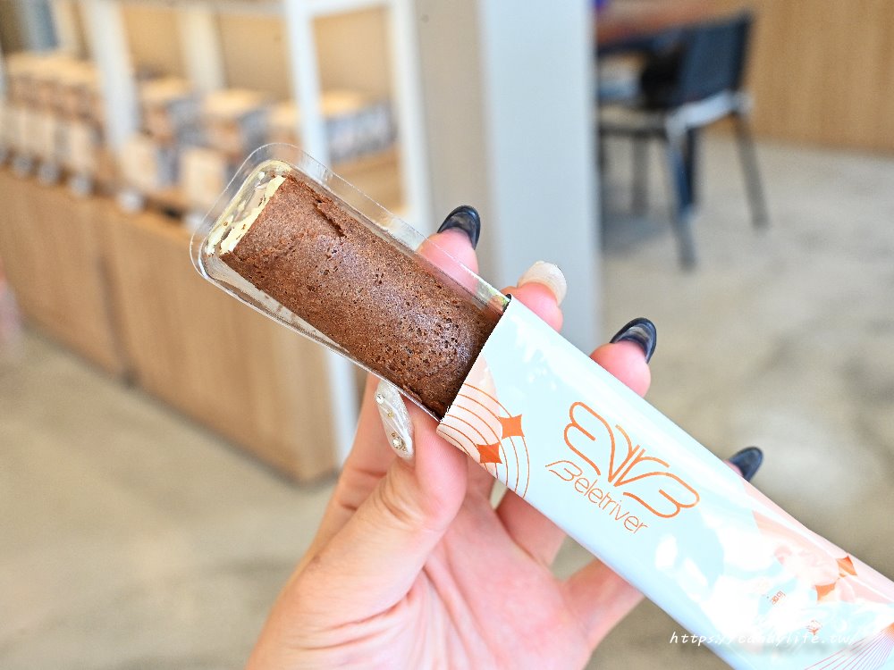 曉翮流域｜台中超狂伴手禮！浮誇系厚餡夾心、滿餡蛋捲、香脆米果，包裝精緻，現場免費試吃 - 糖糖's 享食生活