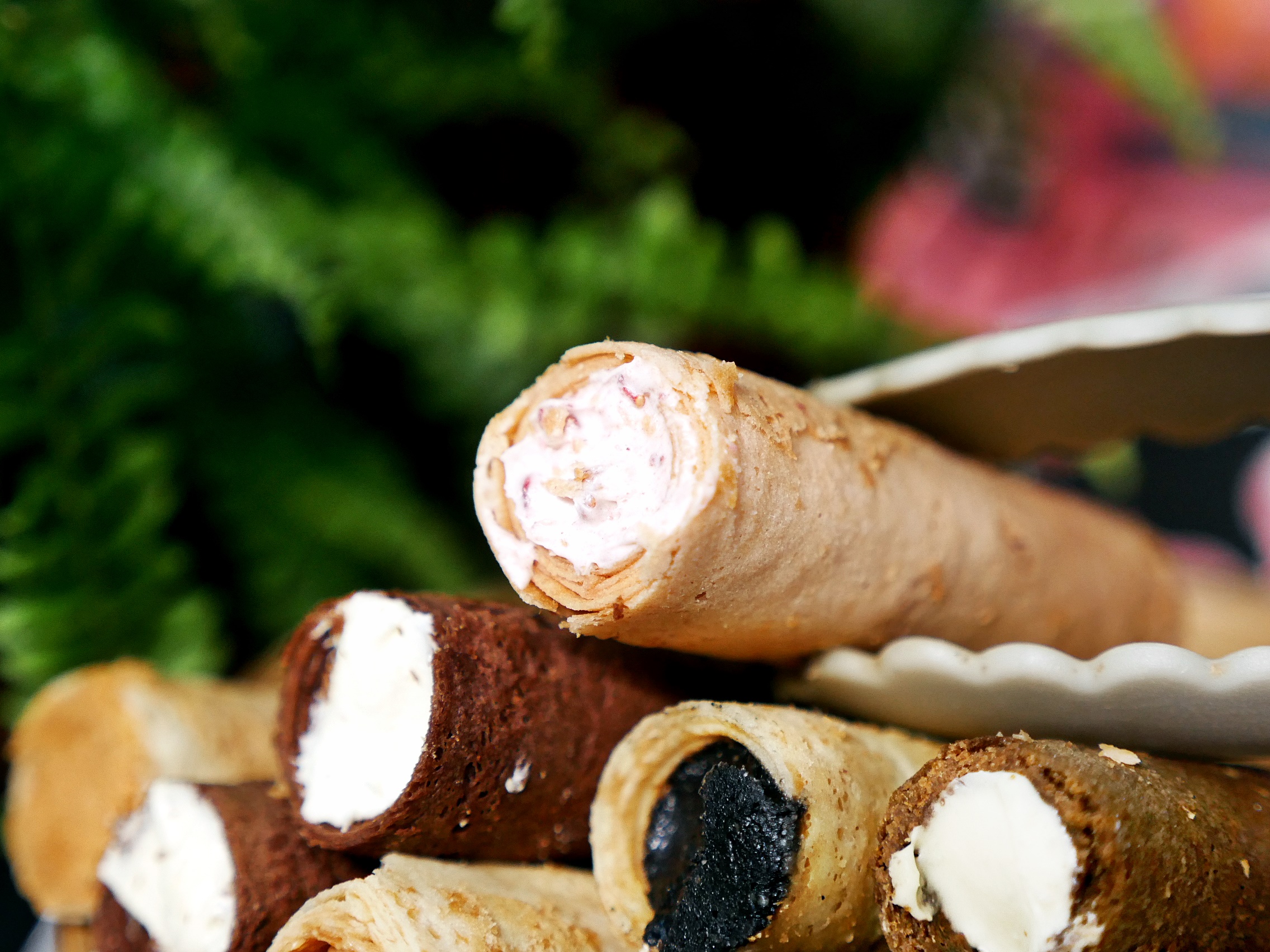 逢甲新一代伴手禮! 蛋捲內餡竟然有水果果肉,這樣的組合也太妙,沒想到意外好吃