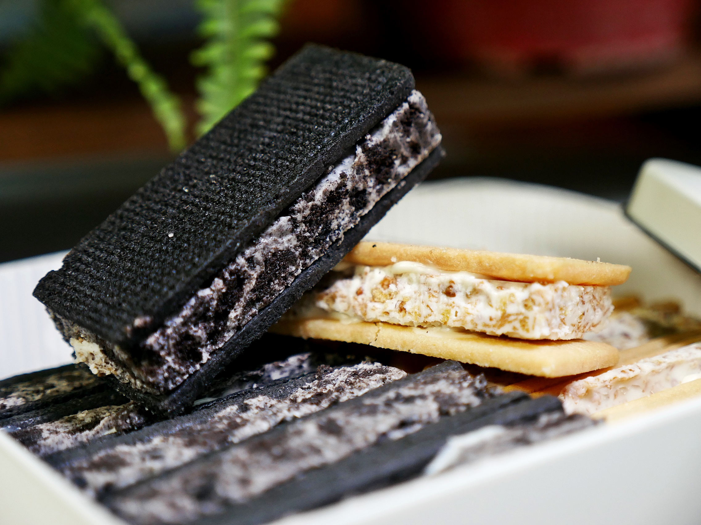 逢甲新一代伴手禮! 蛋捲內餡竟然有水果果肉,這樣的組合也太妙,沒想到意外好吃