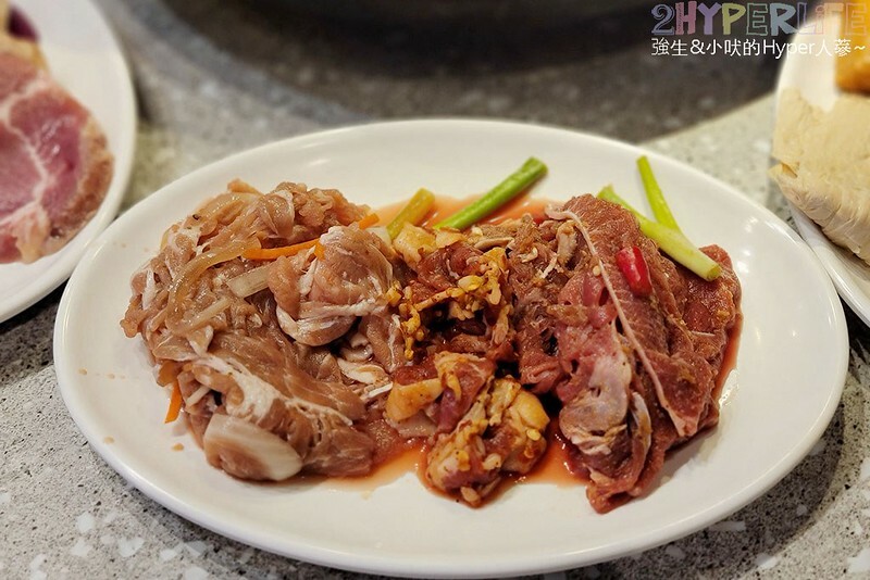 結合火鍋和烤肉雙重享受，自助吧牛雞豬選擇齊全，炸物熟食枝仔冰飲料吃到飽～