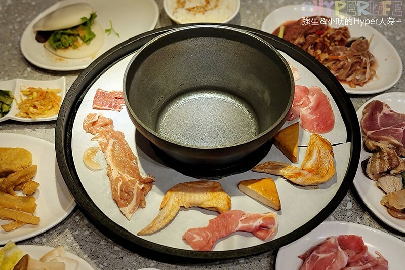 結合火鍋和烤肉雙重享受，自助吧牛雞豬選擇齊全，炸物熟食枝仔冰飲料吃到飽～