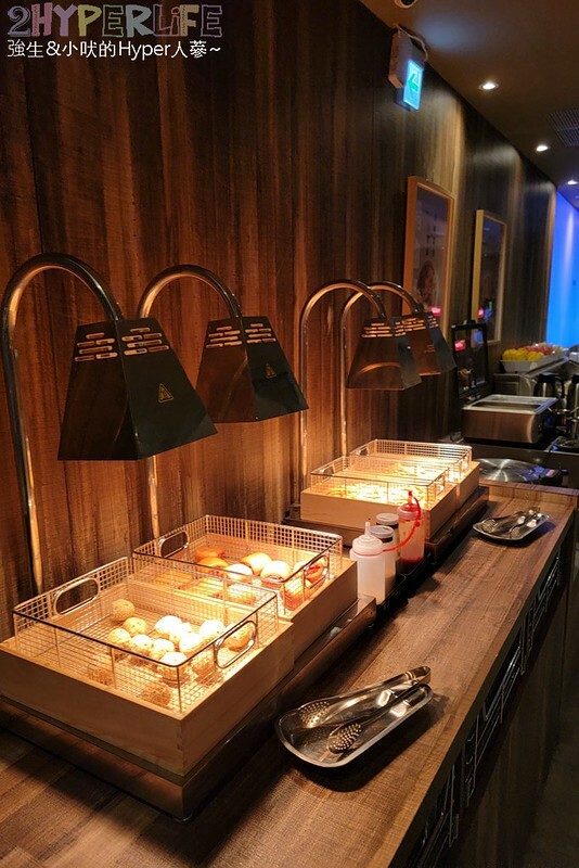 結合火鍋和烤肉雙重享受，自助吧牛雞豬選擇齊全，炸物熟食枝仔冰飲料吃到飽～