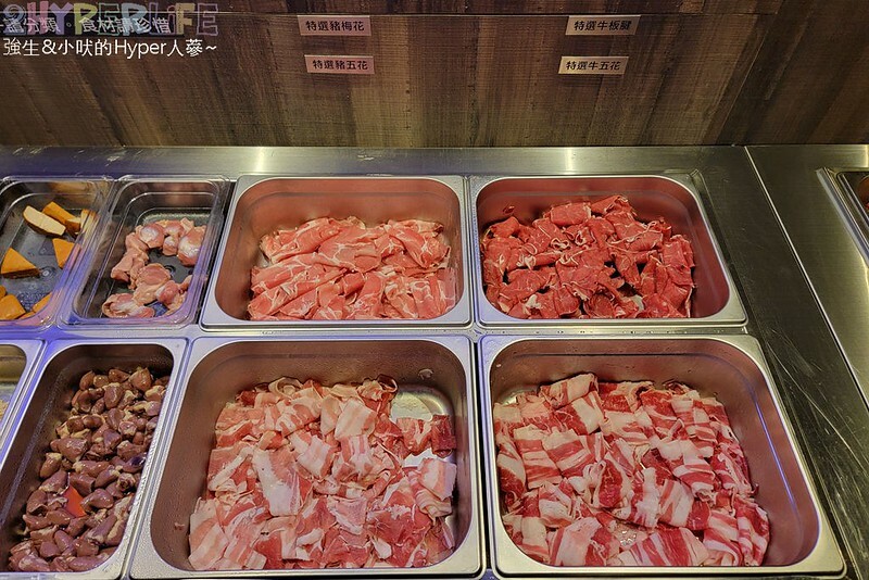 結合火鍋和烤肉雙重享受，自助吧牛雞豬選擇齊全，炸物熟食枝仔冰飲料吃到飽～