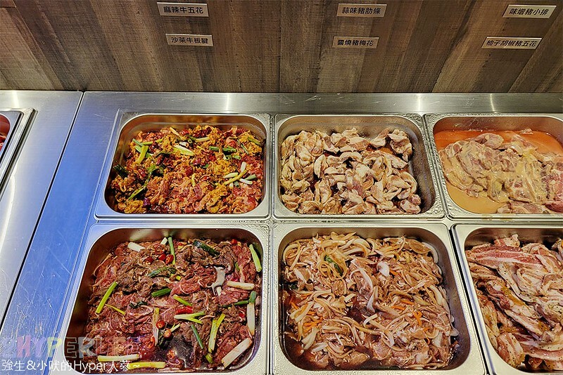 結合火鍋和烤肉雙重享受，自助吧牛雞豬選擇齊全，炸物熟食枝仔冰飲料吃到飽～