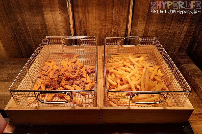 結合火鍋和烤肉雙重享受，自助吧牛雞豬選擇齊全，炸物熟食枝仔冰飲料吃到飽～