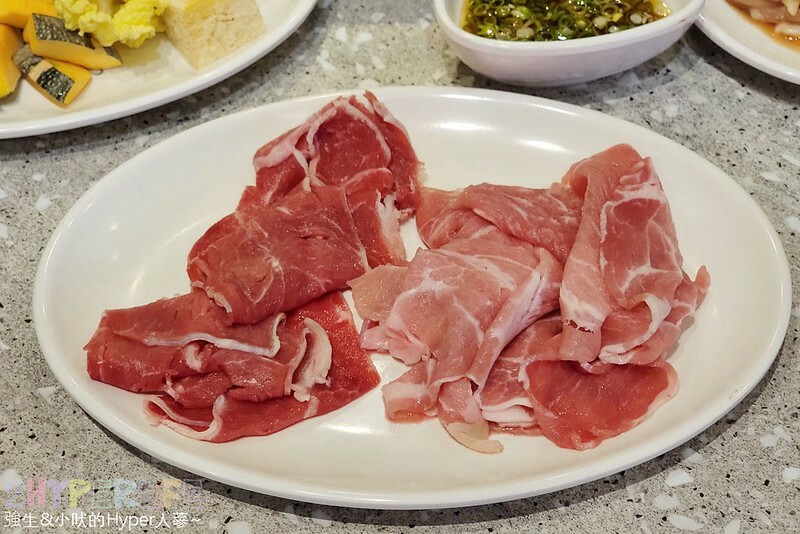 結合火鍋和烤肉雙重享受，自助吧牛雞豬選擇齊全，炸物熟食枝仔冰飲料吃到飽～