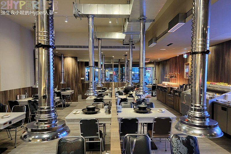 結合火鍋和烤肉雙重享受，自助吧牛雞豬選擇齊全，炸物熟食枝仔冰飲料吃到飽～