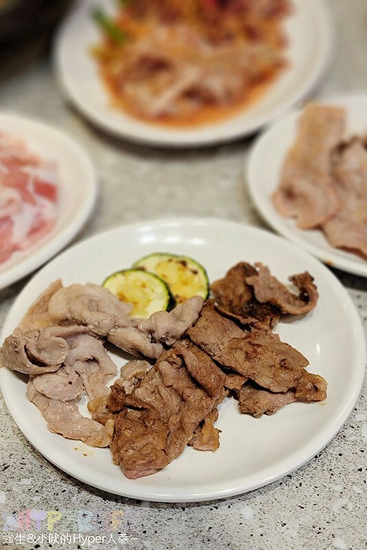 結合火鍋和烤肉雙重享受，自助吧牛雞豬選擇齊全，炸物熟食枝仔冰飲料吃到飽～