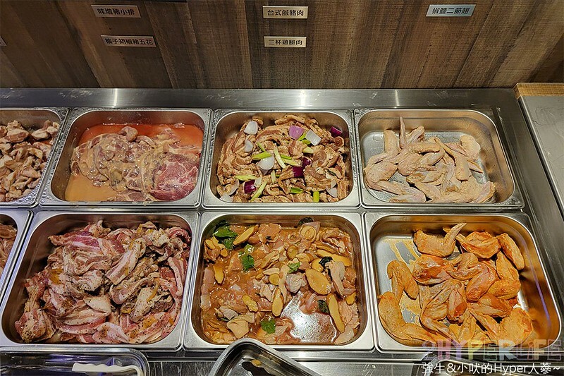 結合火鍋和烤肉雙重享受，自助吧牛雞豬選擇齊全，炸物熟食枝仔冰飲料吃到飽～