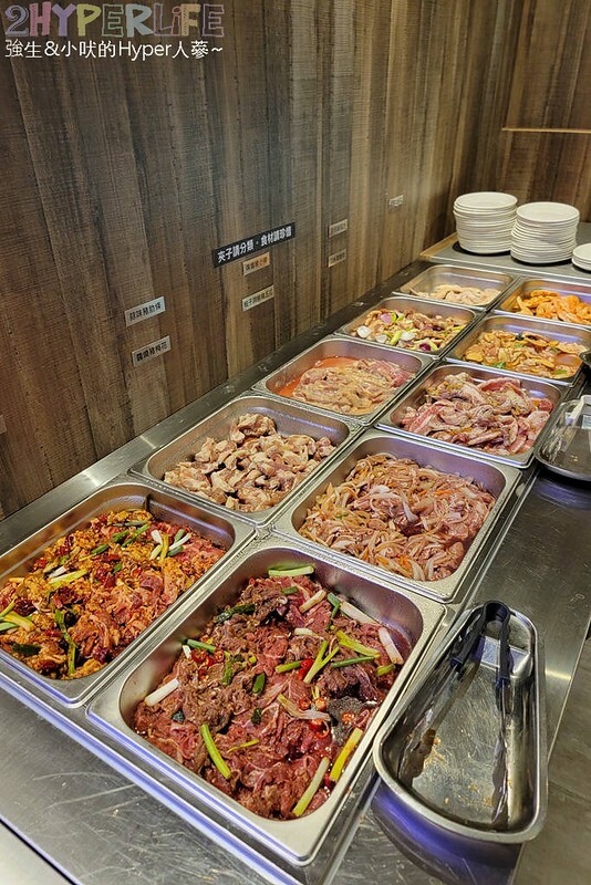 結合火鍋和烤肉雙重享受，自助吧牛雞豬選擇齊全，炸物熟食枝仔冰飲料吃到飽～