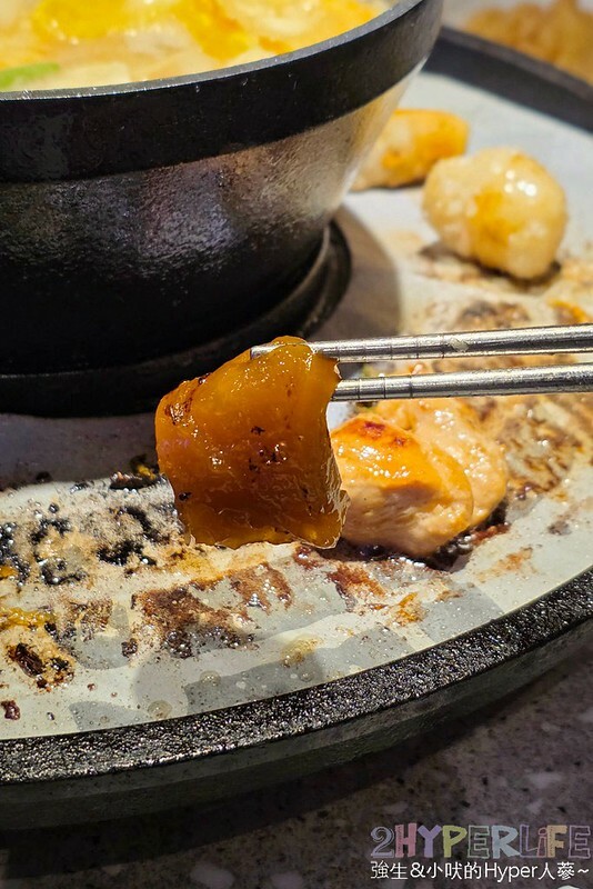 結合火鍋和烤肉雙重享受，自助吧牛雞豬選擇齊全，炸物熟食枝仔冰飲料吃到飽～