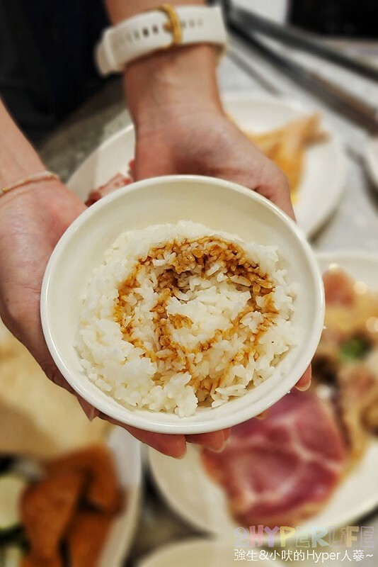 結合火鍋和烤肉雙重享受，自助吧牛雞豬選擇齊全，炸物熟食枝仔冰飲料吃到飽～