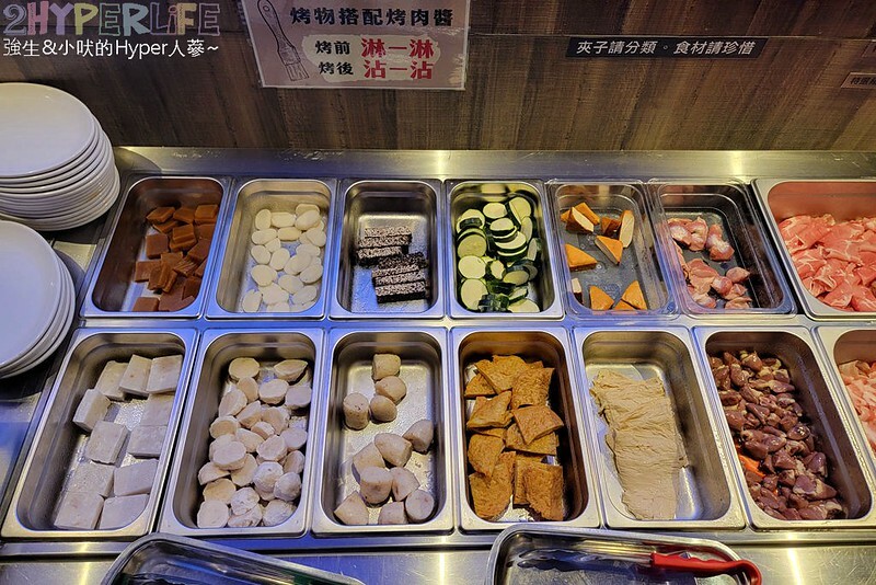 結合火鍋和烤肉雙重享受，自助吧牛雞豬選擇齊全，炸物熟食枝仔冰飲料吃到飽～
