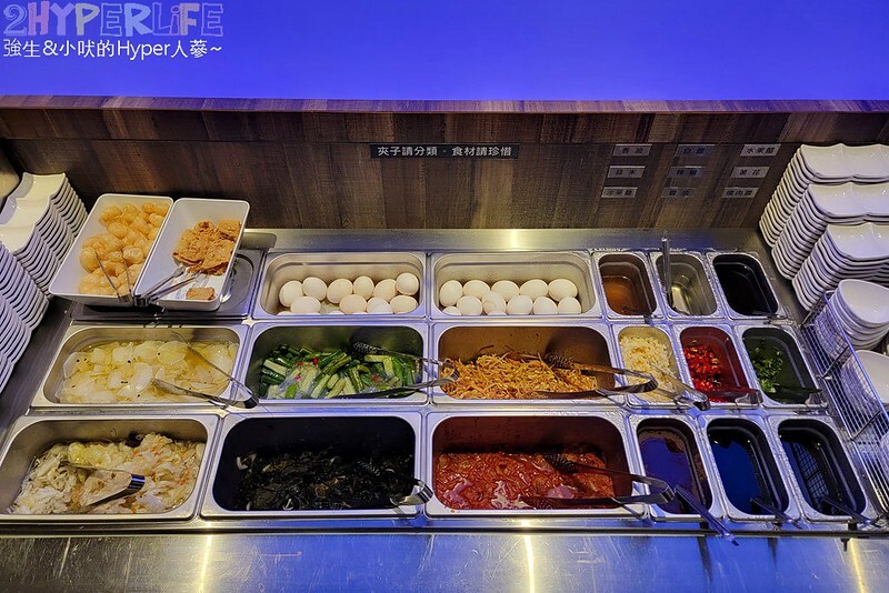 結合火鍋和烤肉雙重享受，自助吧牛雞豬選擇齊全，炸物熟食枝仔冰飲料吃到飽～