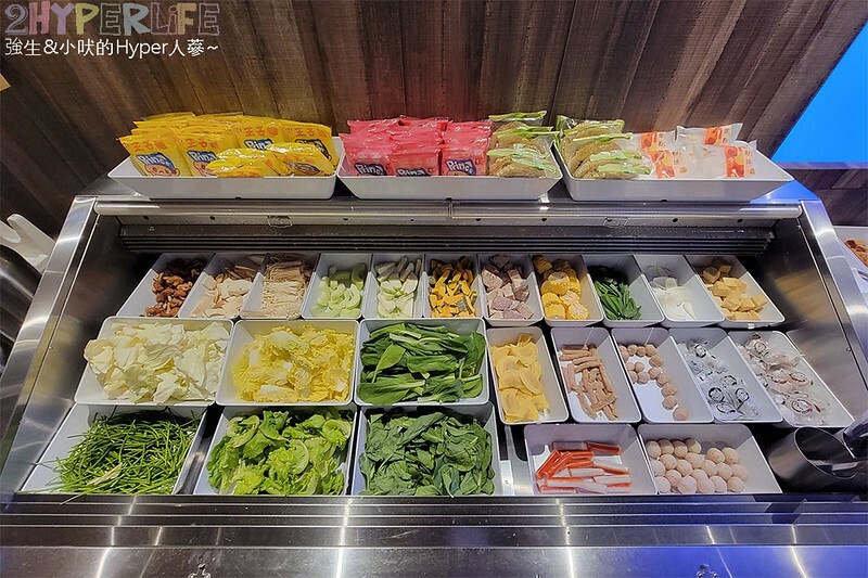 結合火鍋和烤肉雙重享受，自助吧牛雞豬選擇齊全，炸物熟食枝仔冰飲料吃到飽～