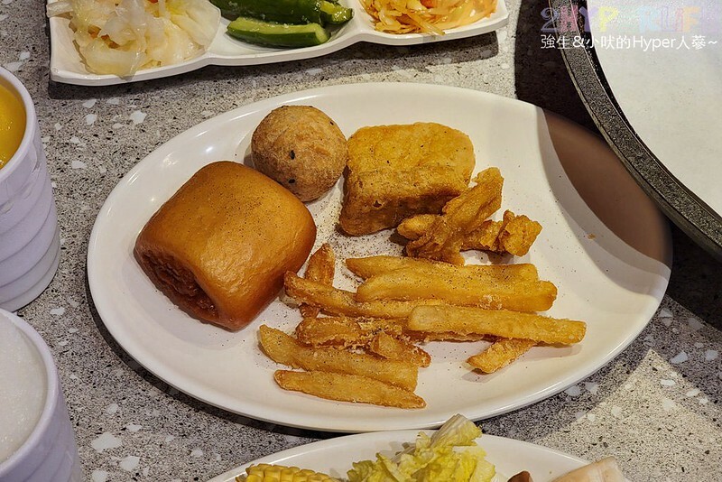 結合火鍋和烤肉雙重享受，自助吧牛雞豬選擇齊全，炸物熟食枝仔冰飲料吃到飽～