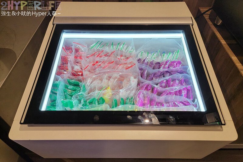 結合火鍋和烤肉雙重享受，自助吧牛雞豬選擇齊全，炸物熟食枝仔冰飲料吃到飽～