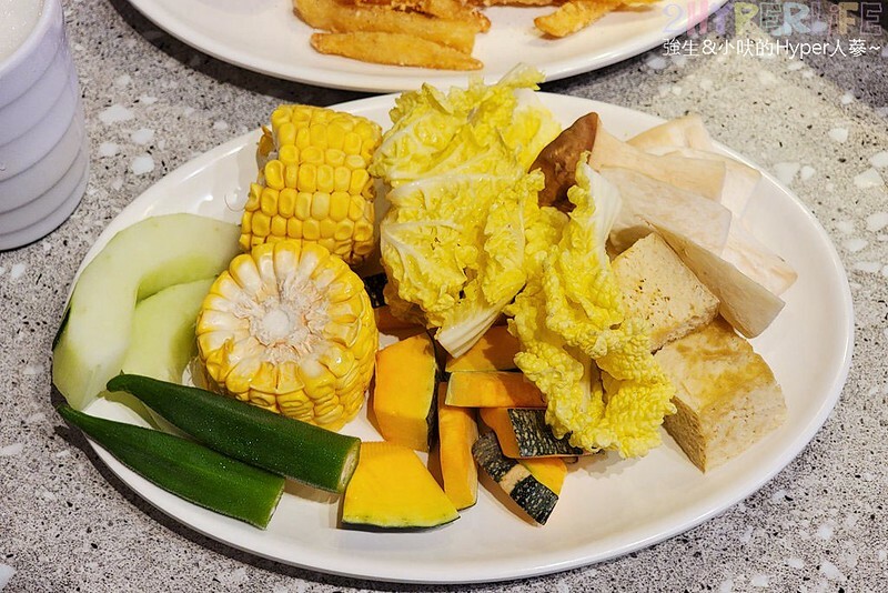 結合火鍋和烤肉雙重享受，自助吧牛雞豬選擇齊全，炸物熟食枝仔冰飲料吃到飽～