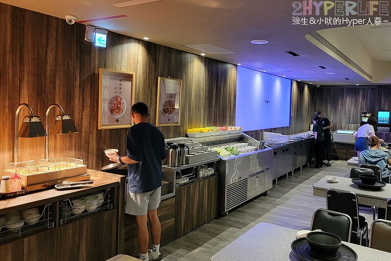 結合火鍋和烤肉雙重享受，自助吧牛雞豬選擇齊全，炸物熟食枝仔冰飲料吃到飽～