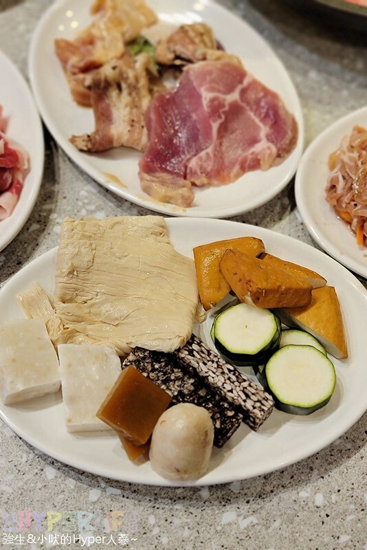 結合火鍋和烤肉雙重享受，自助吧牛雞豬選擇齊全，炸物熟食枝仔冰飲料吃到飽～