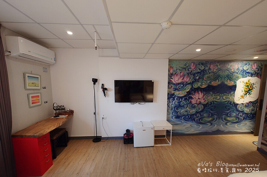 【高雄住宿】藝宿家客棧ArtHome Hotel結合旅行與藝術，這裡的每間房間都是按畫家的要求所設計佈置，房間裡的牆壁上也會有畫家的畫作，充滿藝術氣息的民宿。高雄民宿