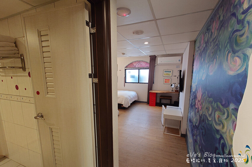 【高雄住宿】藝宿家客棧ArtHome Hotel結合旅行與藝術，這裡的每間房間都是按畫家的要求所設計佈置，房間裡的牆壁上也會有畫家的畫作，充滿藝術氣息的民宿。高雄民宿