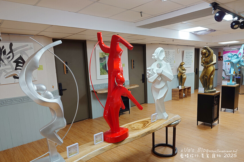 【高雄住宿】藝宿家客棧ArtHome Hotel結合旅行與藝術，這裡的每間房間都是按畫家的要求所設計佈置，房間裡的牆壁上也會有畫家的畫作，充滿藝術氣息的民宿。高雄民宿