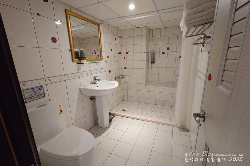 【高雄住宿】藝宿家客棧ArtHome Hotel結合旅行與藝術，這裡的每間房間都是按畫家的要求所設計佈置，房間裡的牆壁上也會有畫家的畫作，充滿藝術氣息的民宿。高雄民宿