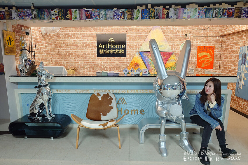 【高雄住宿】藝宿家客棧ArtHome Hotel結合旅行與藝術，這裡的每間房間都是按畫家的要求所設計佈置，房間裡的牆壁上也會有畫家的畫作，充滿藝術氣息的民宿。高雄民宿