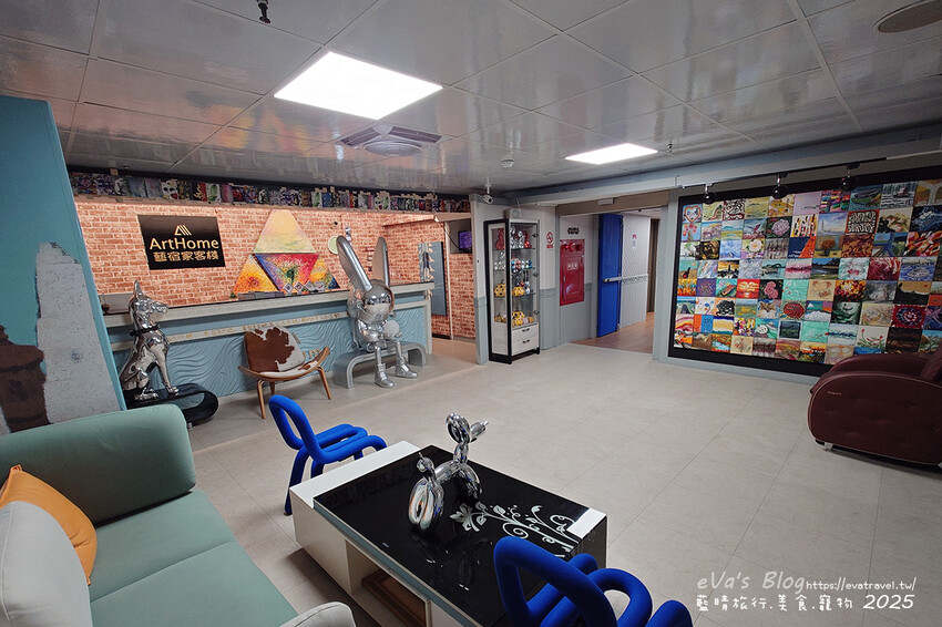 【高雄住宿】藝宿家客棧ArtHome Hotel結合旅行與藝術，這裡的每間房間都是按畫家的要求所設計佈置，房間裡的牆壁上也會有畫家的畫作，充滿藝術氣息的民宿。高雄民宿