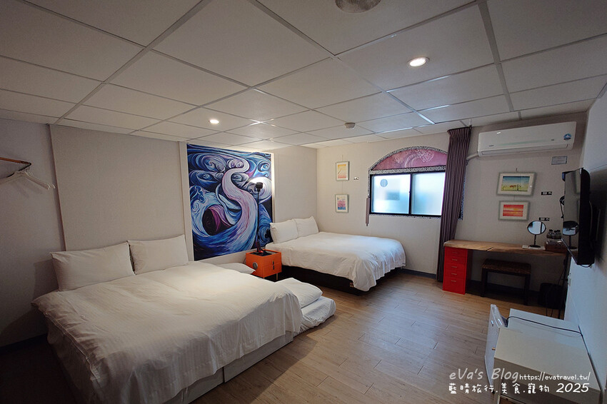 【高雄住宿】藝宿家客棧ArtHome Hotel結合旅行與藝術，這裡的每間房間都是按畫家的要求所設計佈置，房間裡的牆壁上也會有畫家的畫作，充滿藝術氣息的民宿。高雄民宿