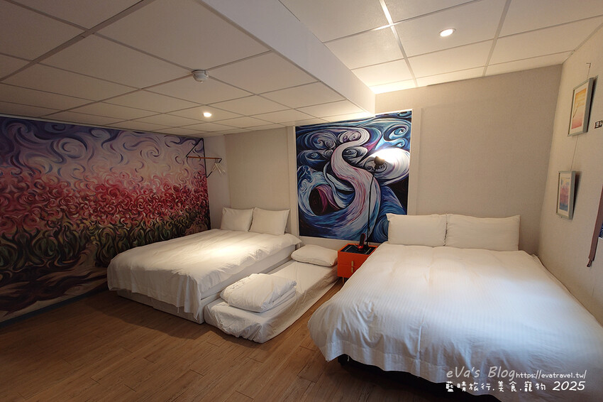 【高雄住宿】藝宿家客棧ArtHome Hotel結合旅行與藝術，這裡的每間房間都是按畫家的要求所設計佈置，房間裡的牆壁上也會有畫家的畫作，充滿藝術氣息的民宿。高雄民宿