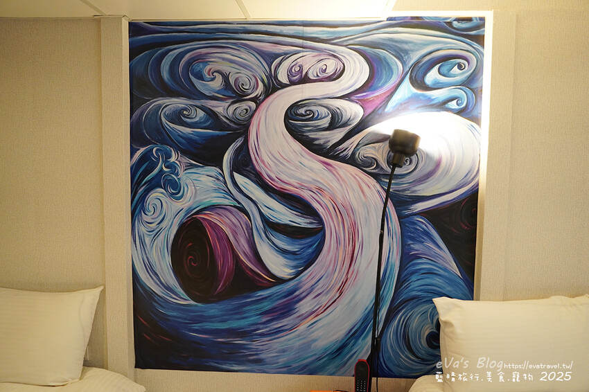 【高雄住宿】藝宿家客棧ArtHome Hotel結合旅行與藝術，這裡的每間房間都是按畫家的要求所設計佈置，房間裡的牆壁上也會有畫家的畫作，充滿藝術氣息的民宿。高雄民宿