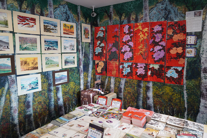 【高雄住宿】藝宿家客棧ArtHome Hotel結合旅行與藝術，這裡的每間房間都是按畫家的要求所設計佈置，房間裡的牆壁上也會有畫家的畫作，充滿藝術氣息的民宿。高雄民宿