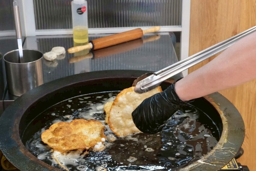 丹丹炸蛋蔥油餅販賣所｜公館新開幕超爆餡蔥油餅，恰恰餅皮吃完飽到天靈蓋! - 肉依小姐吃什麼