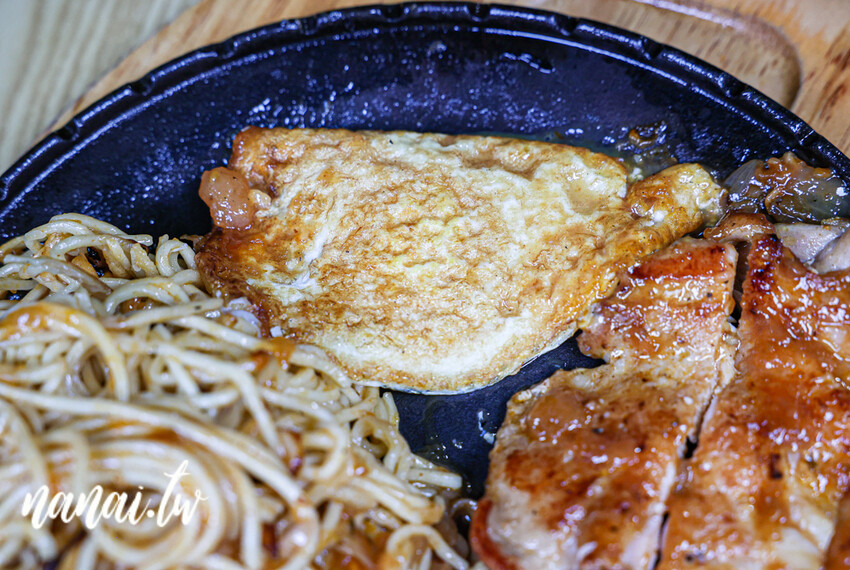 地6攤排餐鹿港店!必點大份量牛+雞雙拼,去骨雞腿排超厚,牛排軟嫩不柴,內用霜淇淋 濃湯 飲料免費喝