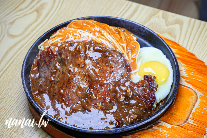 地6攤排餐鹿港店!必點大份量牛+雞雙拼,去骨雞腿排超厚,牛排軟嫩不柴,內用霜淇淋 濃湯 飲料免費喝