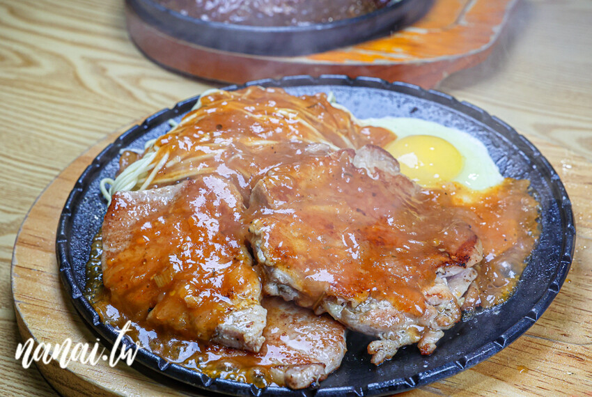 地6攤排餐鹿港店!必點大份量牛+雞雙拼,去骨雞腿排超厚,牛排軟嫩不柴,內用霜淇淋 濃湯 飲料免費喝