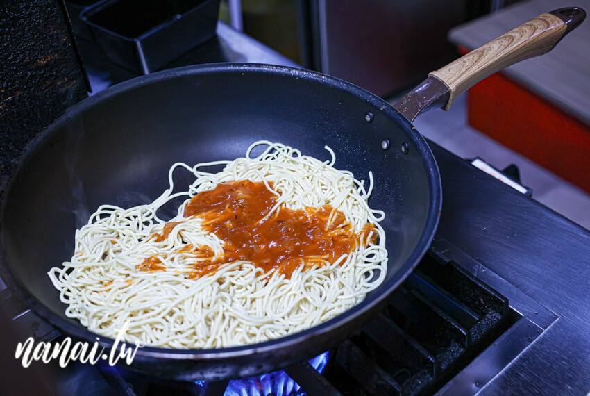 地6攤排餐鹿港店!必點大份量牛+雞雙拼,去骨雞腿排超厚,牛排軟嫩不柴,內用霜淇淋 濃湯 飲料免費喝