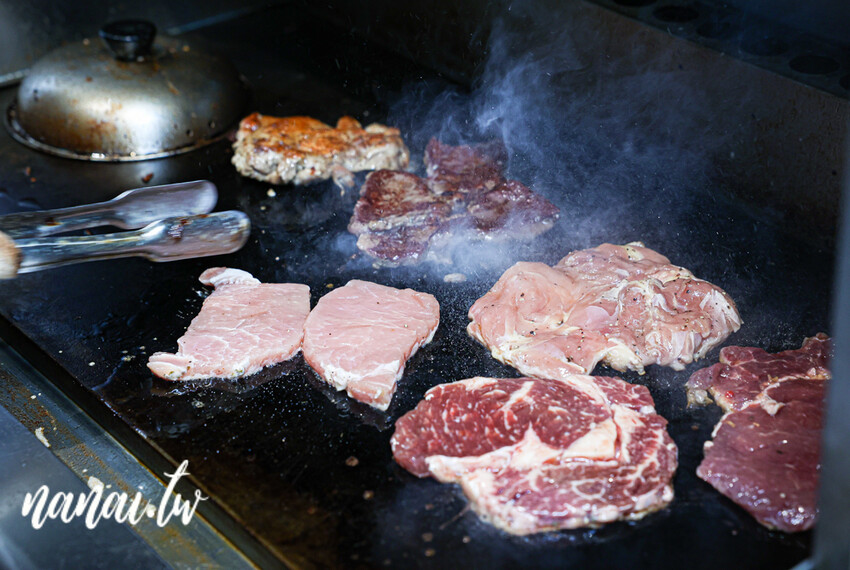 地6攤排餐鹿港店!必點大份量牛+雞雙拼,去骨雞腿排超厚,牛排軟嫩不柴,內用霜淇淋 濃湯 飲料免費喝