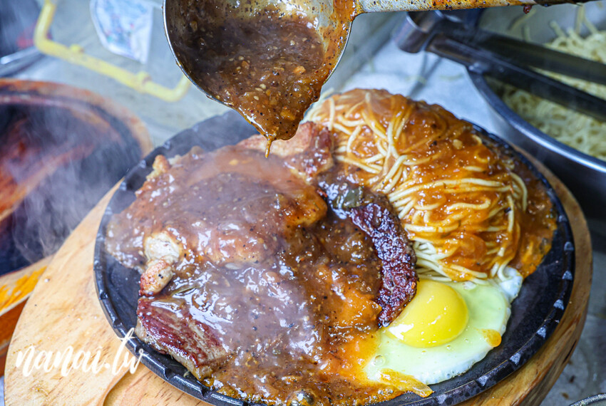 地6攤排餐鹿港店!必點大份量牛+雞雙拼,去骨雞腿排超厚,牛排軟嫩不柴,內用霜淇淋 濃湯 飲料免費喝