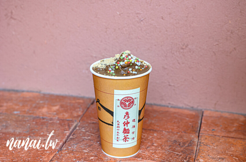 彥仲麵茶品牌概念店！每款冰品主打自製冰磚， 必點招牌麵茶雪花冰濃郁好吃、鐵觀音冰沙超涮嘴