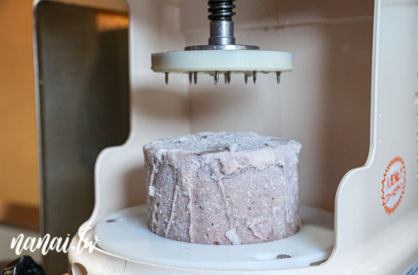 彥仲麵茶品牌概念店！每款冰品主打自製冰磚， 必點招牌麵茶雪花冰濃郁好吃、鐵觀音冰沙超涮嘴