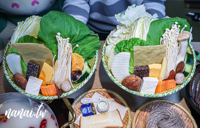 員林一吃再吃的南洋鍋物，10oz肉量多到不行，必點肉骨茶火鍋湯底。只要加LINE好友會員，可提前預訂壽星生日肉蛋糕