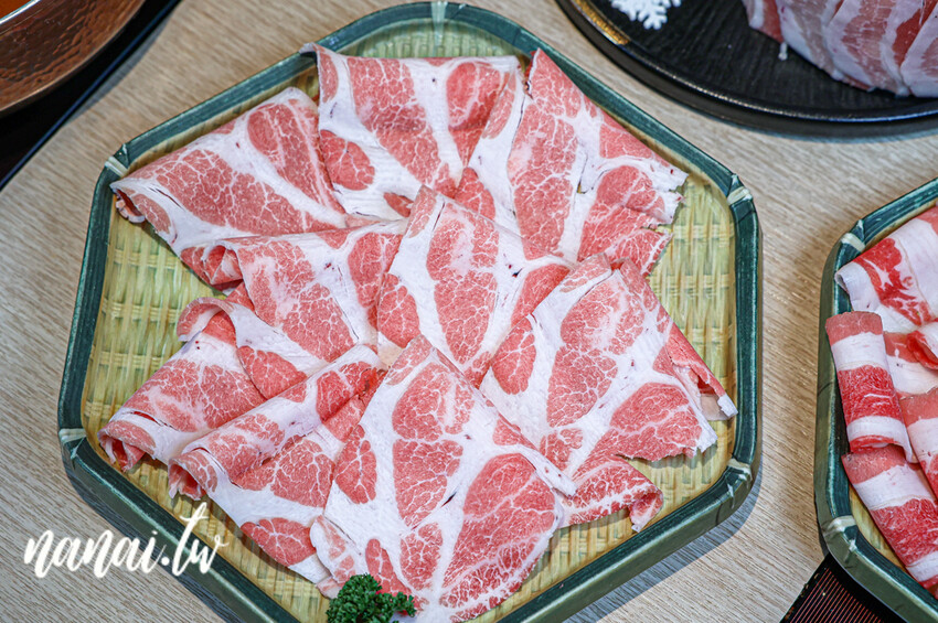 員林一吃再吃的南洋鍋物，10oz肉量多到不行，必點肉骨茶火鍋湯底。只要加LINE好友會員，可提前預訂壽星生日肉蛋糕