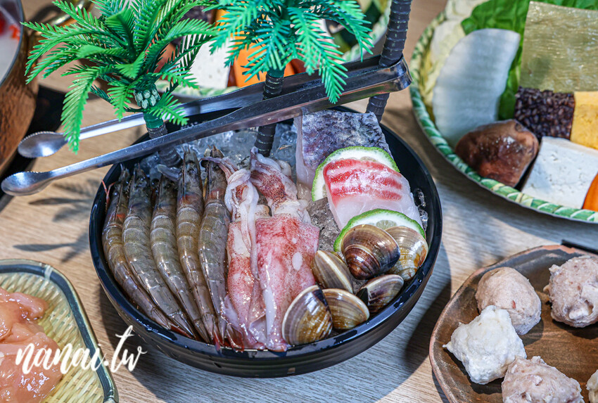 員林一吃再吃的南洋鍋物，10oz肉量多到不行，必點肉骨茶火鍋湯底。只要加LINE好友會員，可提前預訂壽星生日肉蛋糕