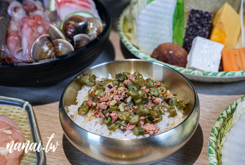 員林一吃再吃的南洋鍋物，10oz肉量多到不行，必點肉骨茶火鍋湯底。只要加LINE好友會員，可提前預訂壽星生日肉蛋糕