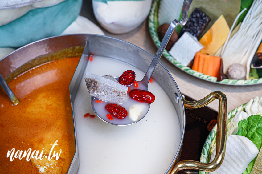 員林一吃再吃的南洋鍋物，10oz肉量多到不行，必點肉骨茶火鍋湯底。只要加LINE好友會員，可提前預訂壽星生日肉蛋糕