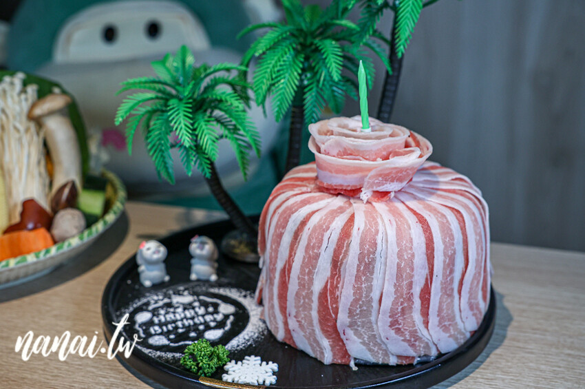 員林一吃再吃的南洋鍋物，10oz肉量多到不行，必點肉骨茶火鍋湯底。只要加LINE好友會員，可提前預訂壽星生日肉蛋糕