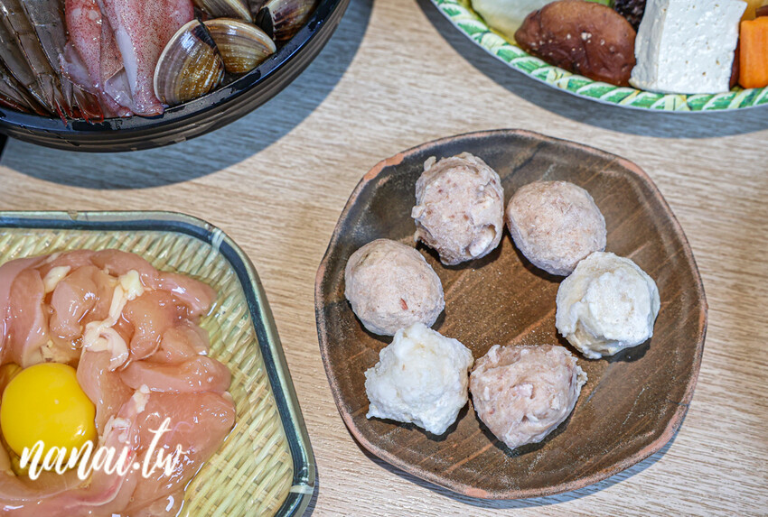 員林一吃再吃的南洋鍋物，10oz肉量多到不行，必點肉骨茶火鍋湯底。只要加LINE好友會員，可提前預訂壽星生日肉蛋糕